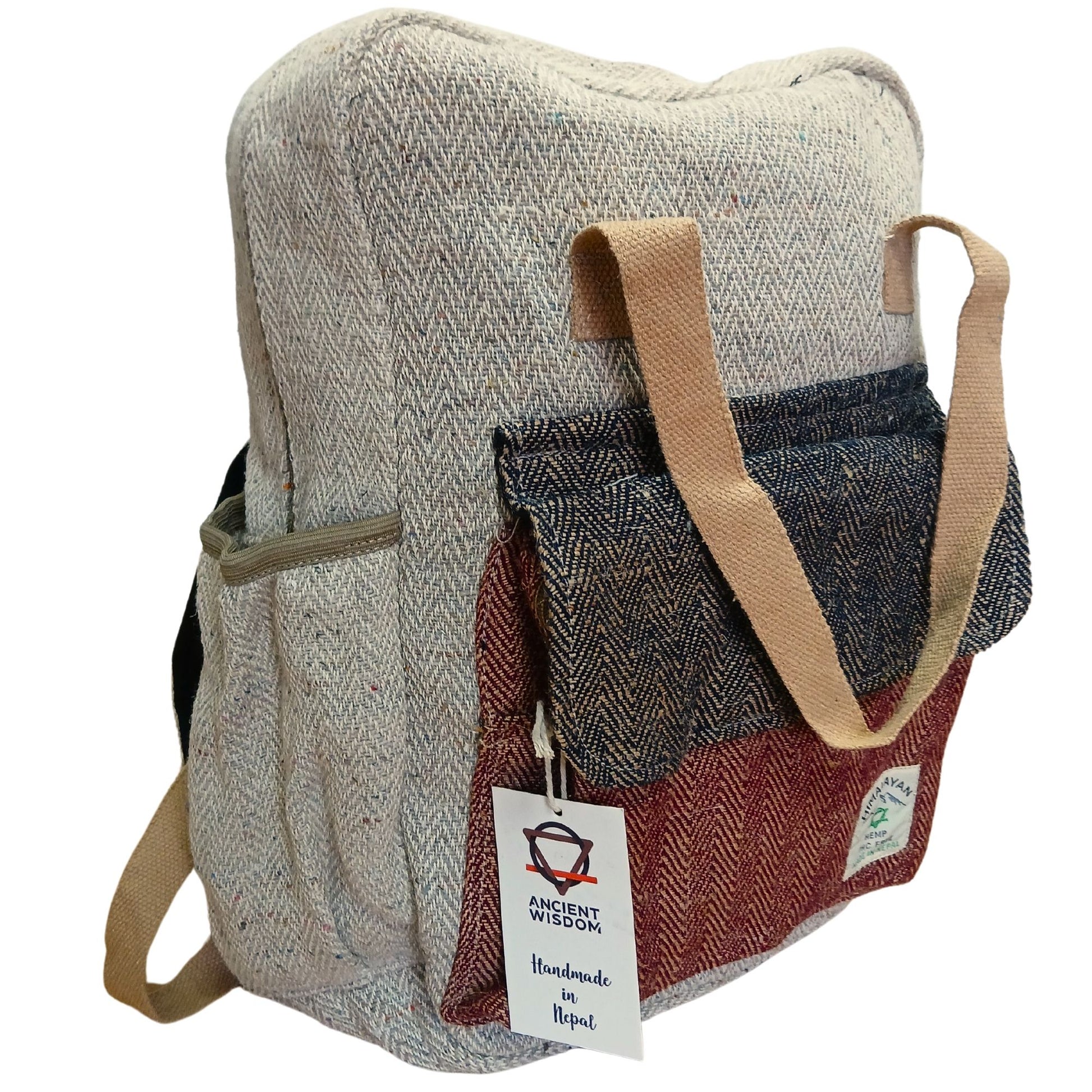 Nachhaltiger Rucksack aus Nepal mit mehrfarbigem Fischgrätmuster und Henkeln.