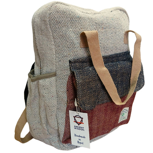 Nachhaltiger Rucksack aus Nepal mit mehrfarbigem Fischgrätmuster und Henkeln.