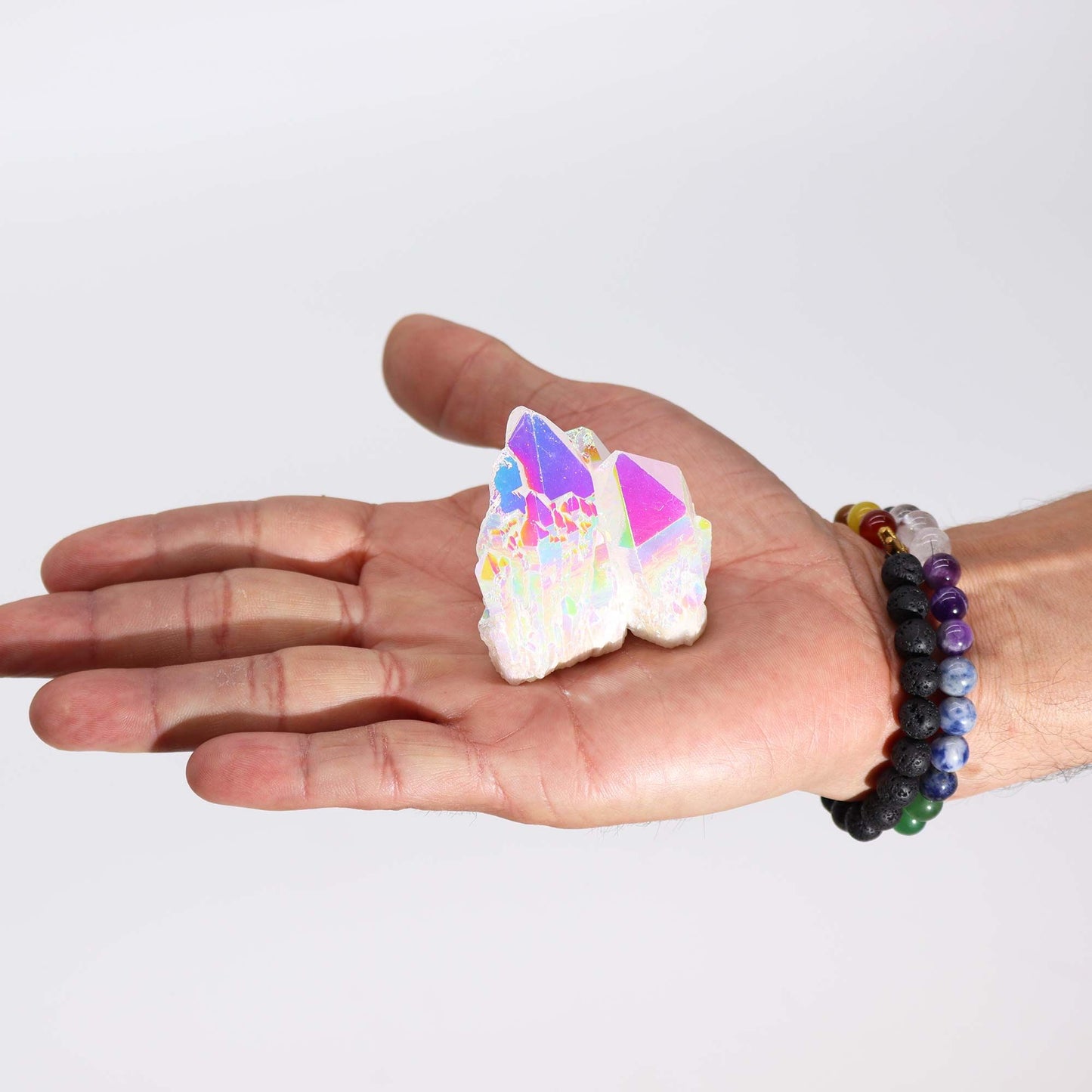 Natürlicher Angel-Aura-Cluster aus Quarz mit schillernden Regenbogenfarben in einer Hand.