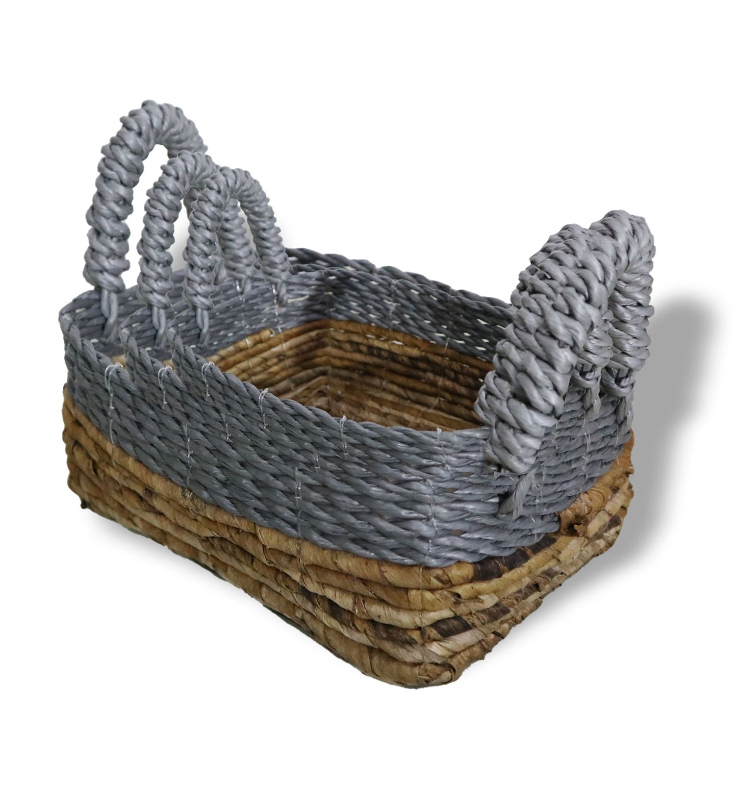 Geflochtener Aufbewahrungskorb aus Bananenblatt und grauer Raffia mit Henkeln.