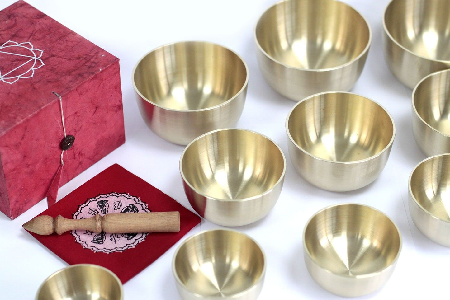 Set aus 10 Messing-Klangschalen mit Holzstab.