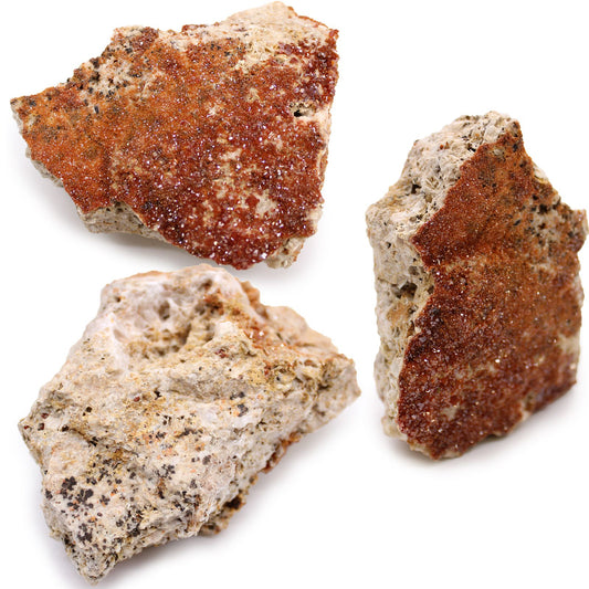 Drei rohe Vanadinit-Kristallproben mit leuchtend orange-roten Kristallen auf hellem Gestein.