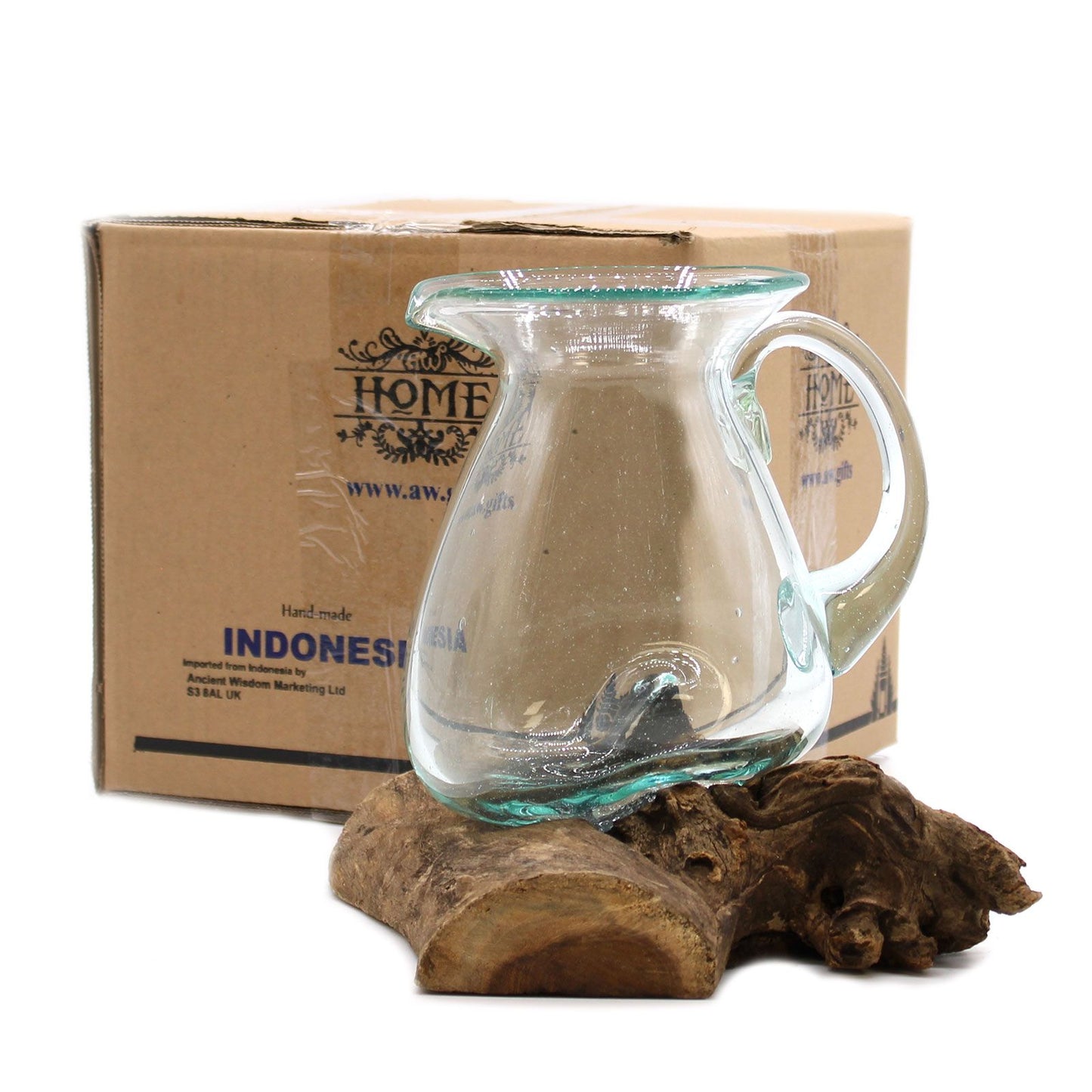 Handgefertigte Glas-Karaffe auf Wurzelholz, hergestellt in Indonesien.