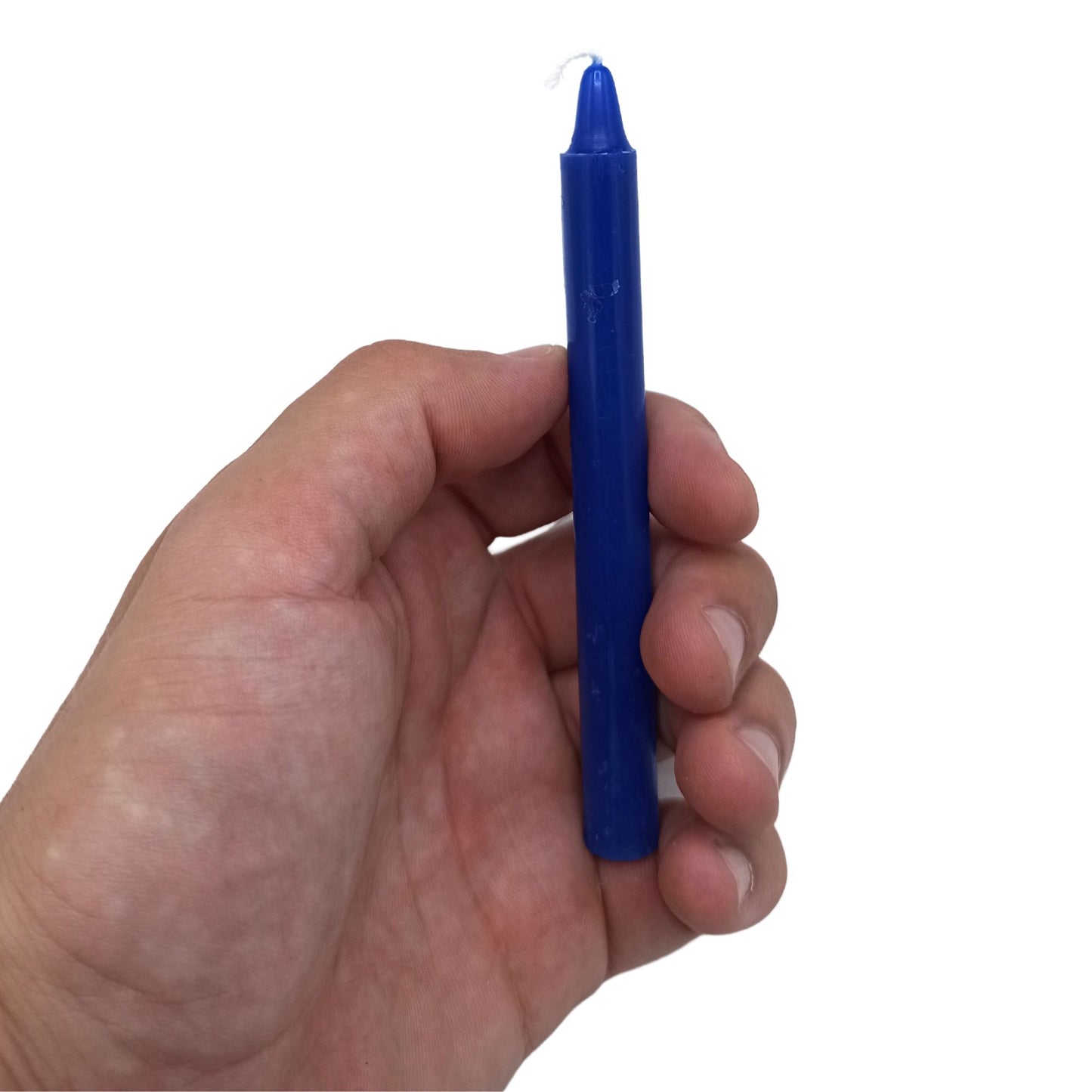 Eine blaue Ritualkerze mit Docht wird in einer Hand gehalten.