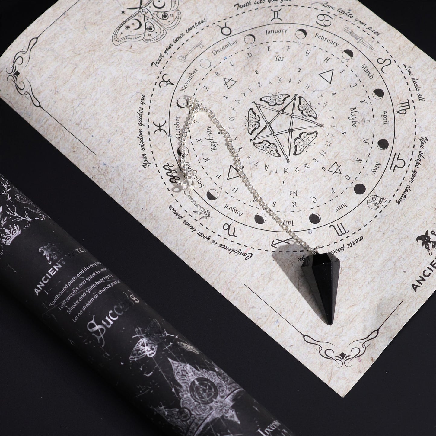 Erfolg-Ritual-Set mit Räucherstäbchen, Obsidian-Pendel und Pendeltafel.