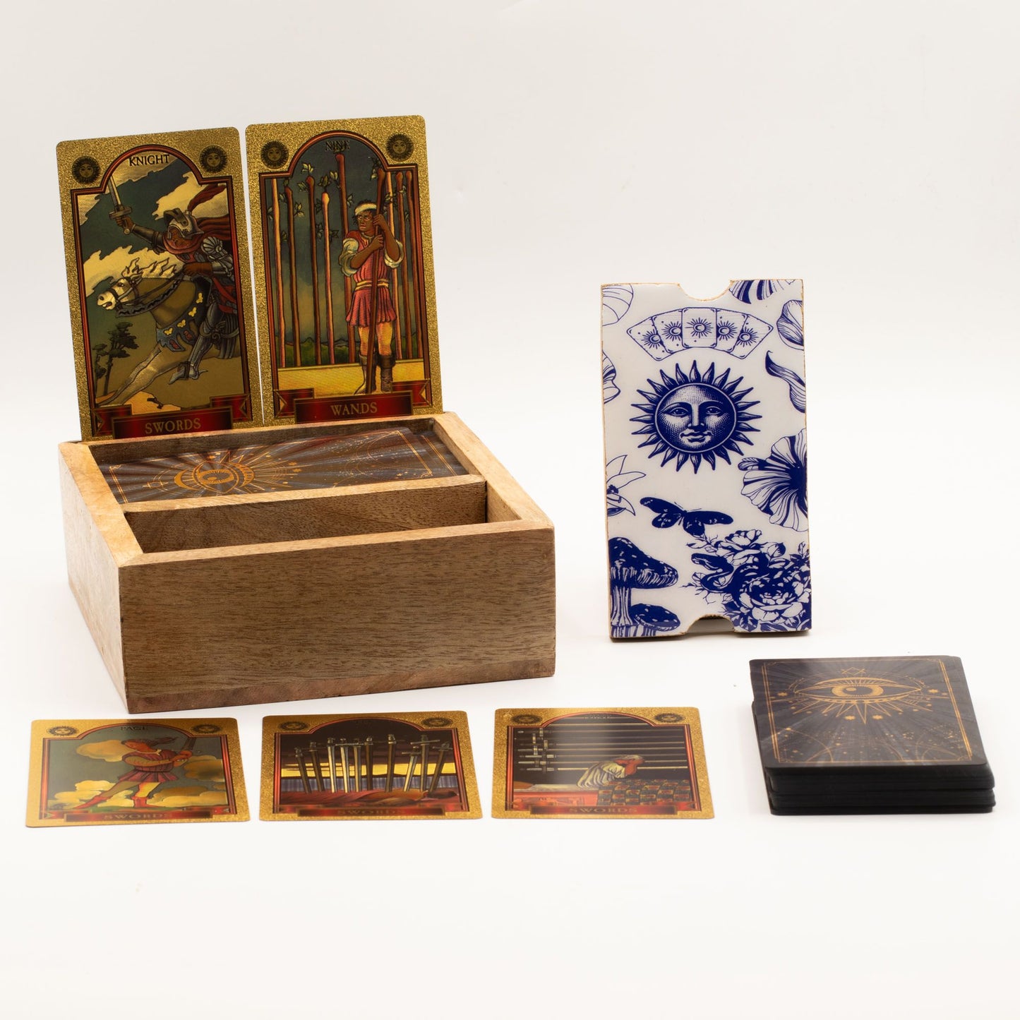 Holzbox mit Tarotkarten und Kartenhalter, passend für Tarot- und Orakelkarten.