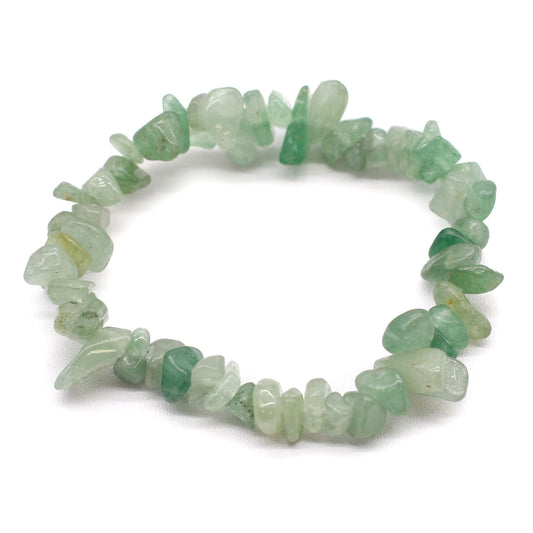 Armband aus grünen Aventurin-Splittersteinen auf einer Dehnkordel.