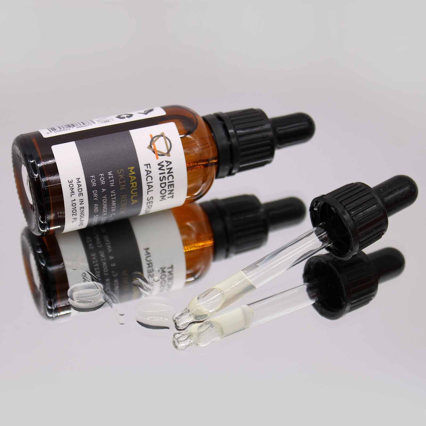 Eine braune Glasflasche mit einem Pipettenaufsatz, die ein Vitamin-C-Gesichtsserum enthält.