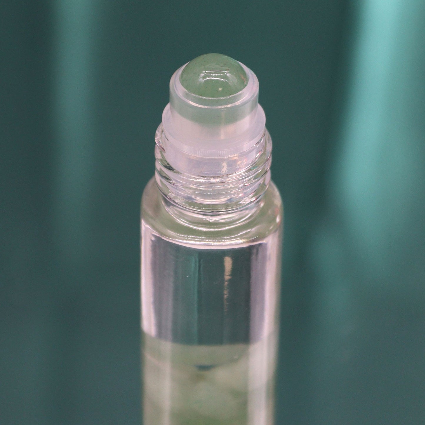 Ein klarer Glas-Roll-On mit einem grünen Aventurin-Stein und Minzduft.