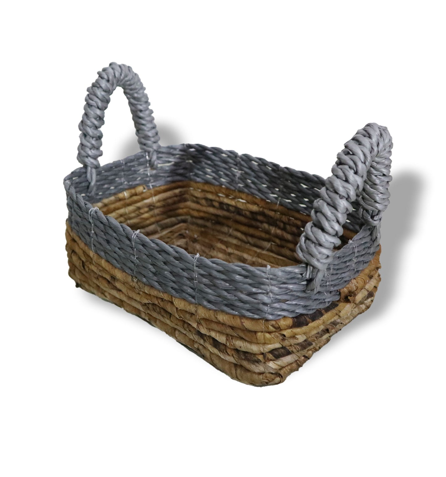 Geflochtener rechteckiger Korb aus Bananenblatt und grauer Raffia mit zwei Griffen.