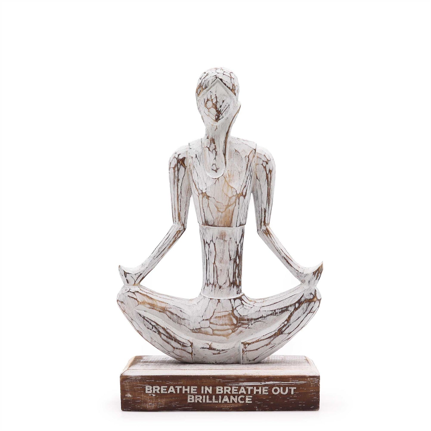 Holzfigur einer Yoga-Dame im Lotussitz mit dem Schriftzug „Breathe in Breathe out Brilliance".