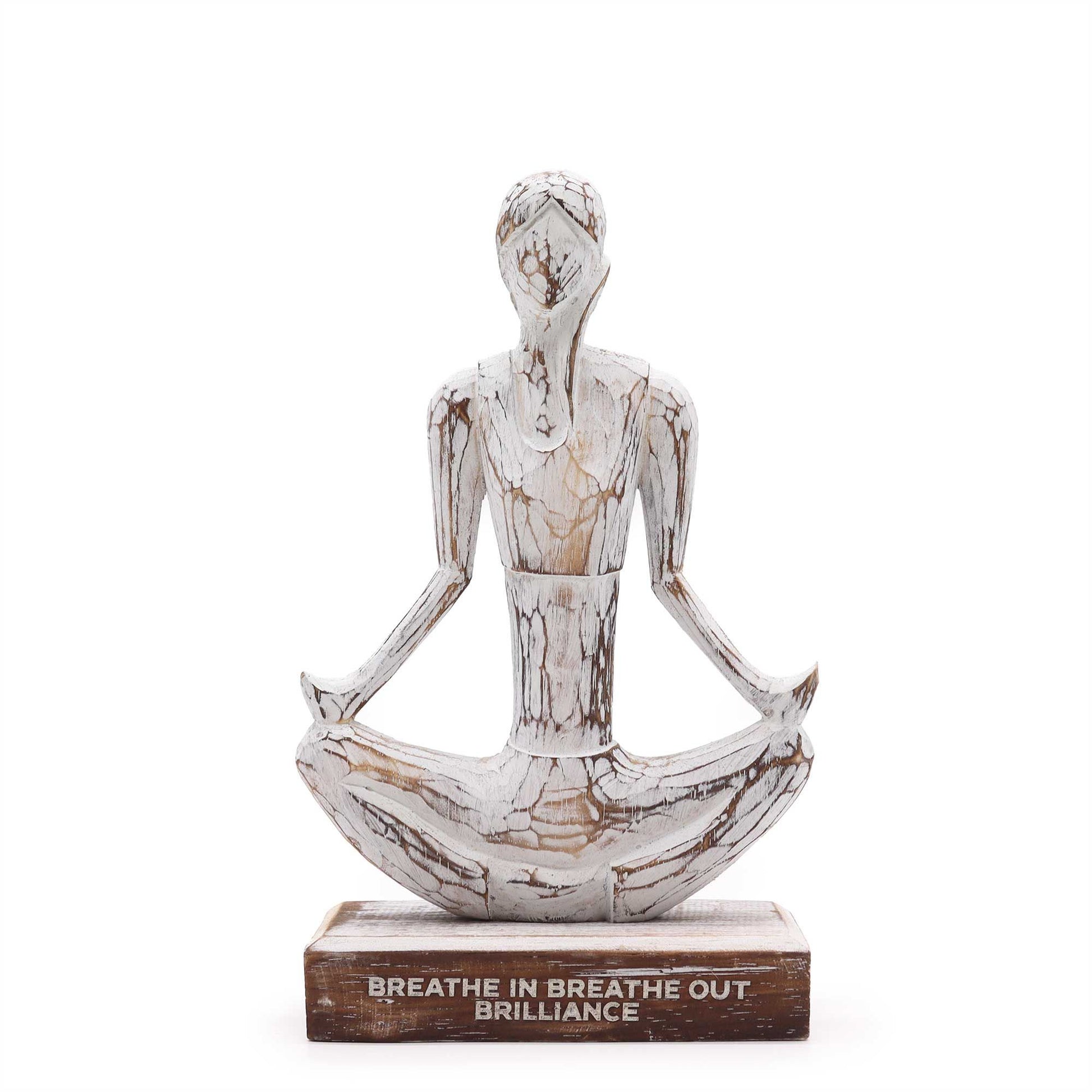 Holzfigur einer Yoga-Dame im Lotussitz mit dem Schriftzug „Breathe in Breathe out Brilliance".