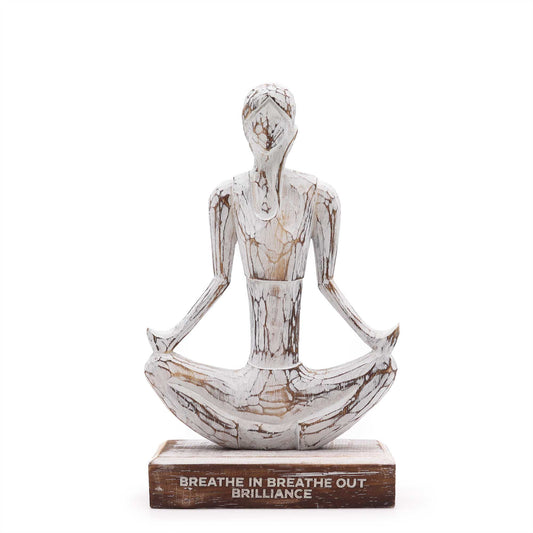 Holzfigur einer Yoga-Dame im Lotussitz mit dem Schriftzug „Breathe in Breathe out Brilliance".