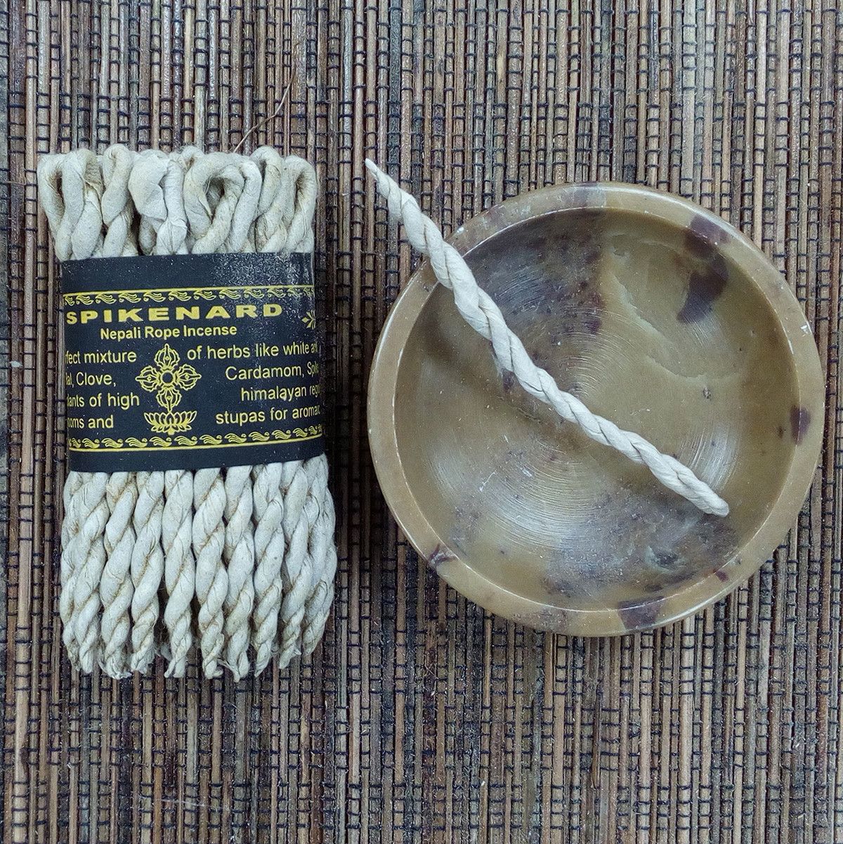 Räucherseil Spikenard aus reinen Kräutern mit Räucherschale.