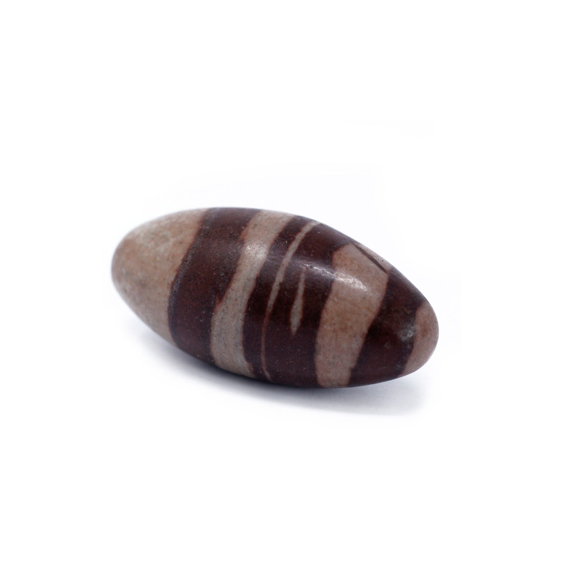 Ovaler Shiva Lingam Stein mit braunen und hellen Streifen.