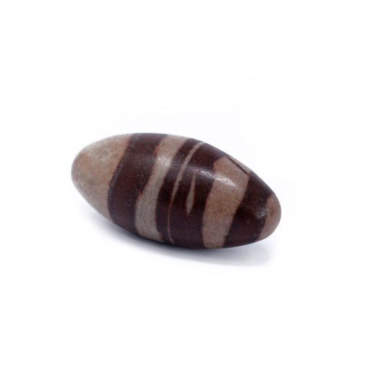 Ovaler Shiva Lingam Stein mit braunen und hellen Streifen.