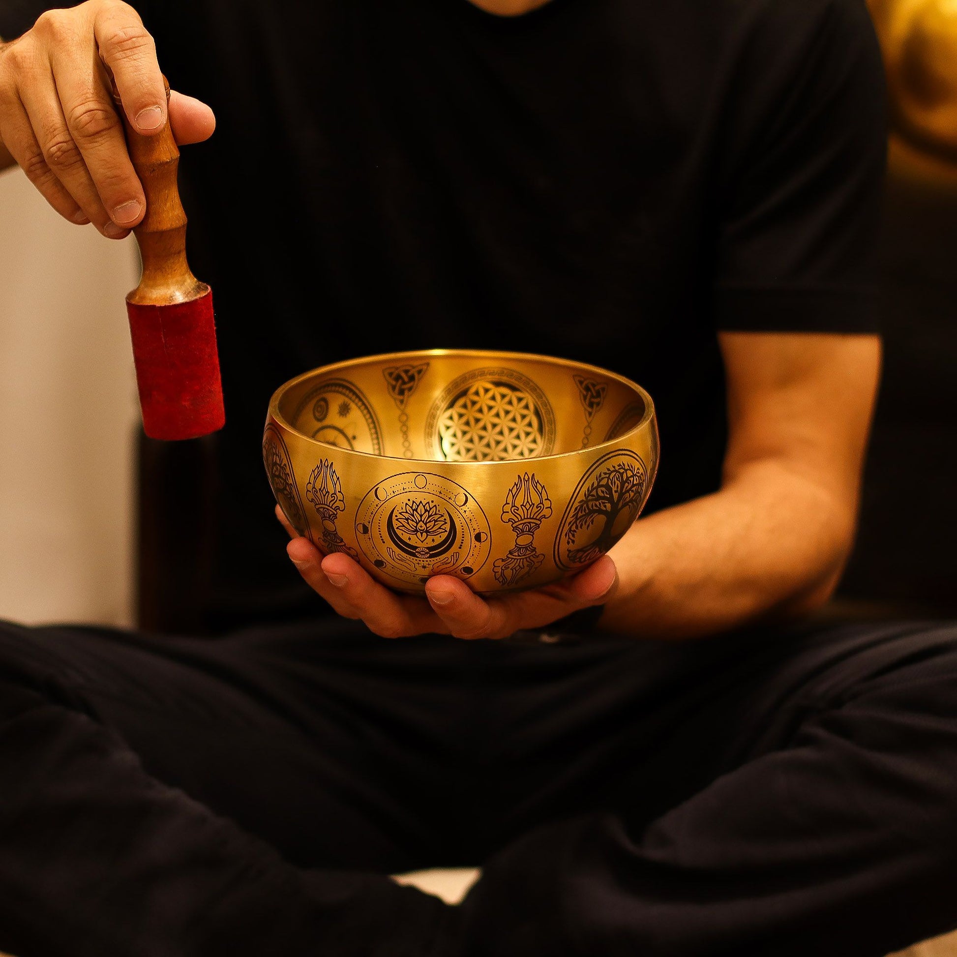 Set aus 4 gravierten Buddha Klangschalen aus Messing.