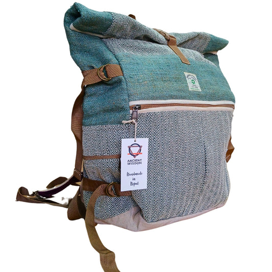 Leichter Hanf-Rollrucksack aus Nepal in Salbeigrün mit Zickzackmuster und braunen Lederdetails.