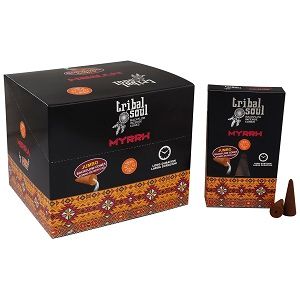 Tribal Soul Myrrhe Räucherkegel in schwarzer Verpackung mit traditionellem Muster.