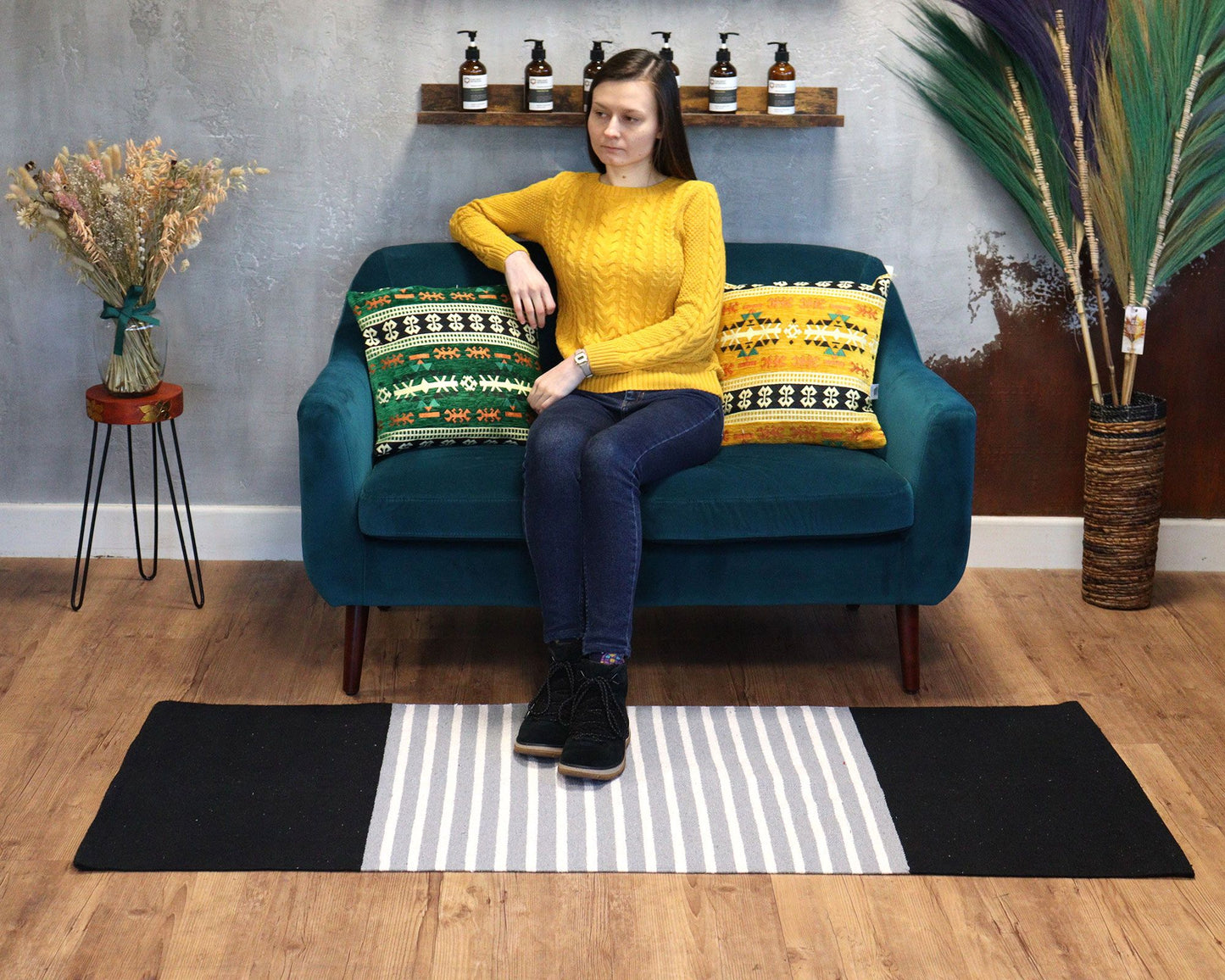 Indischer Baumwollteppich 70x170cm in Schwarz und Grau mit Streifenmuster