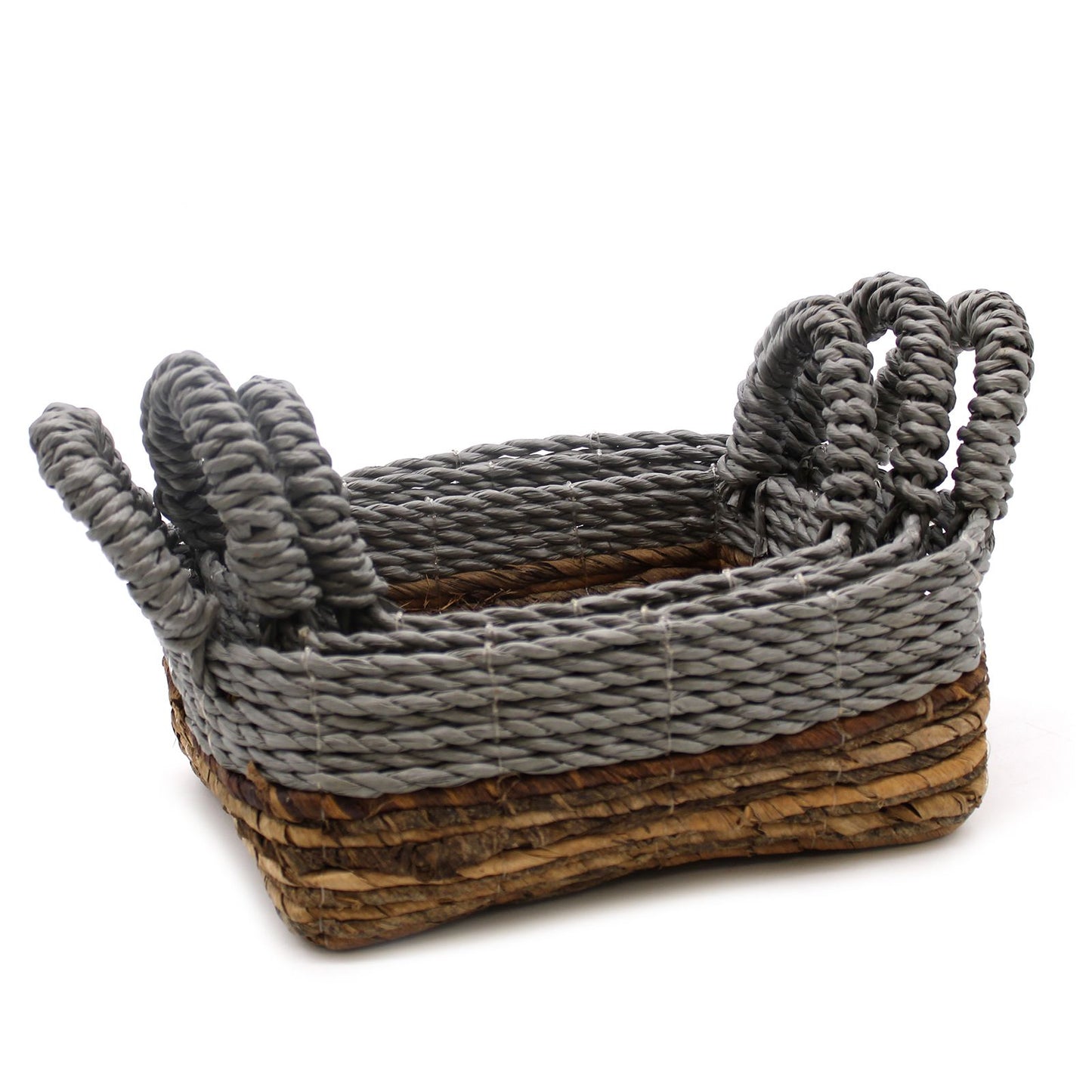 Geflochtener Aufbewahrungskorb aus Bananenblatt und grauer Raffia mit Henkeln.