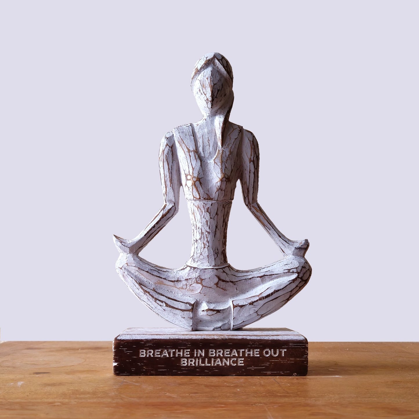 Holzfigur einer Yoga-Dame in Lotusposition mit dem Schriftzug „Breathe in Breathe out Brilliance".