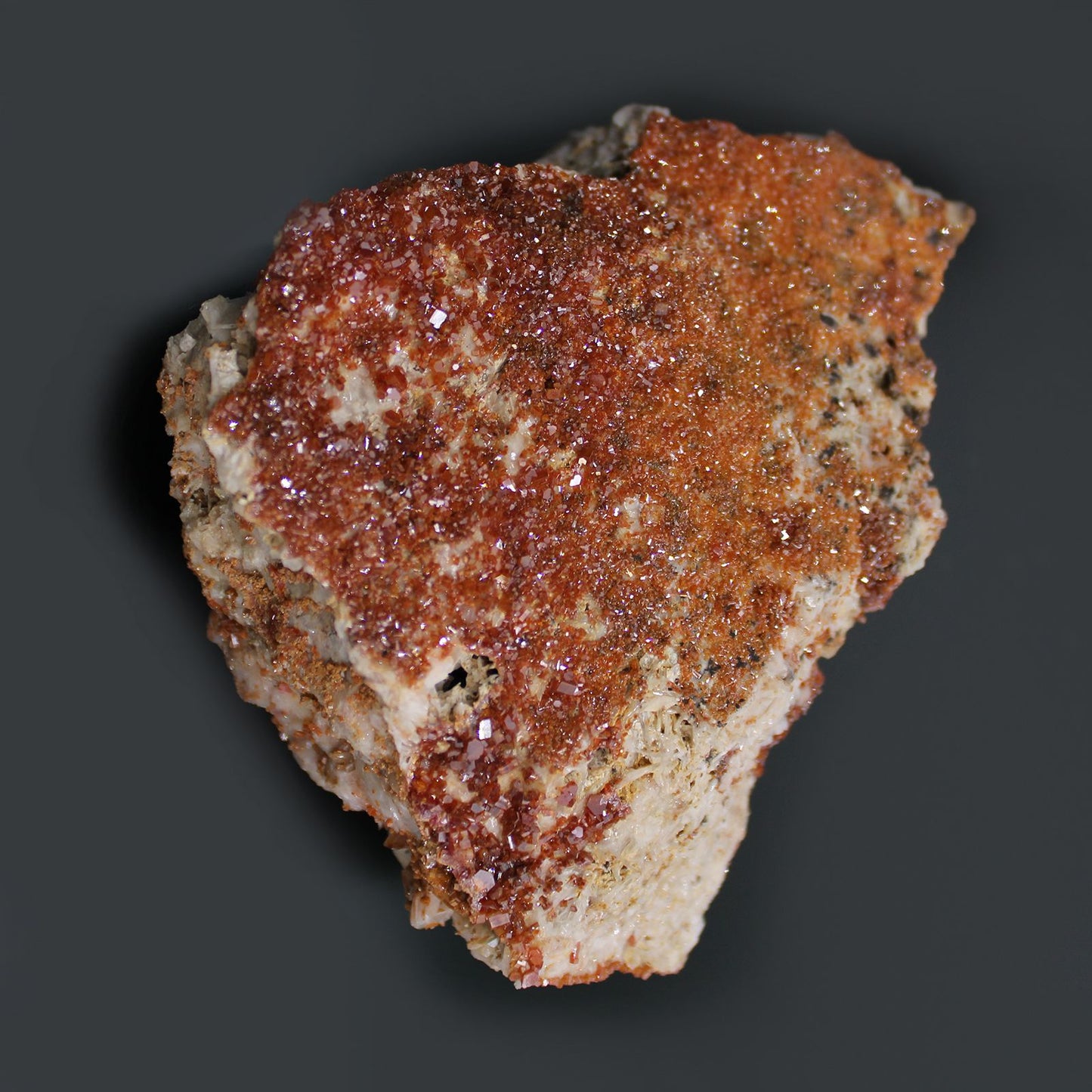 Vanadinit Kristallprobe mit leuchtend orange-roten Kristallen auf Gestein.