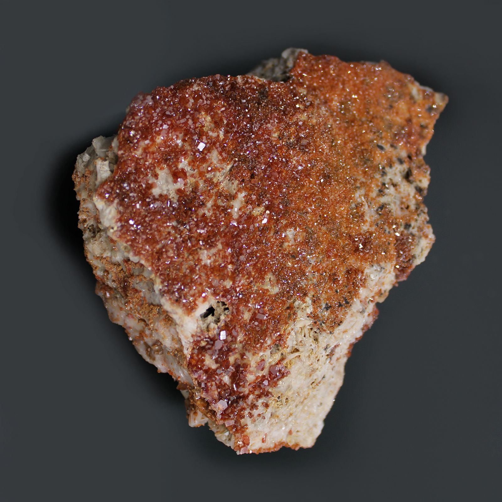 Vanadinit Kristallprobe mit leuchtend orange-roten Kristallen auf Gestein.