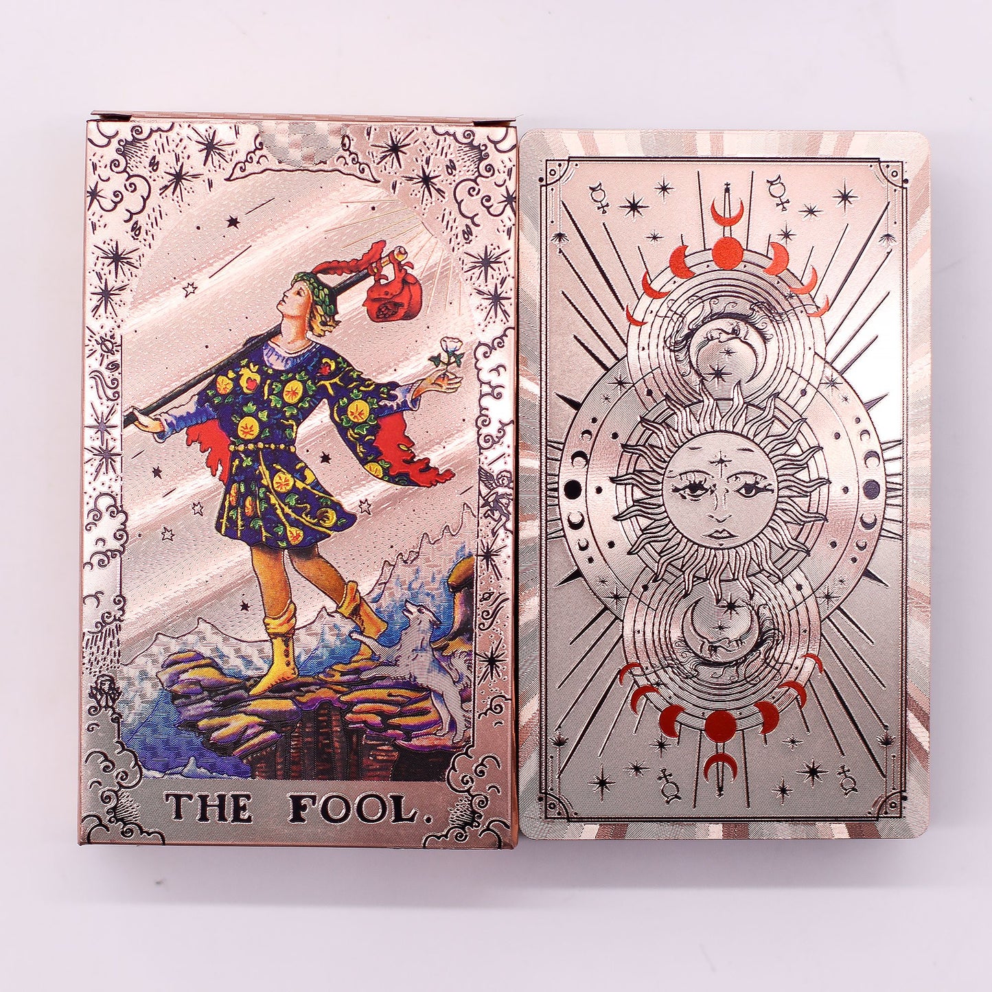 Rosegoldfarbenes Tarotkartenset mit Mondphasen-Motiven und Begleitbuch.