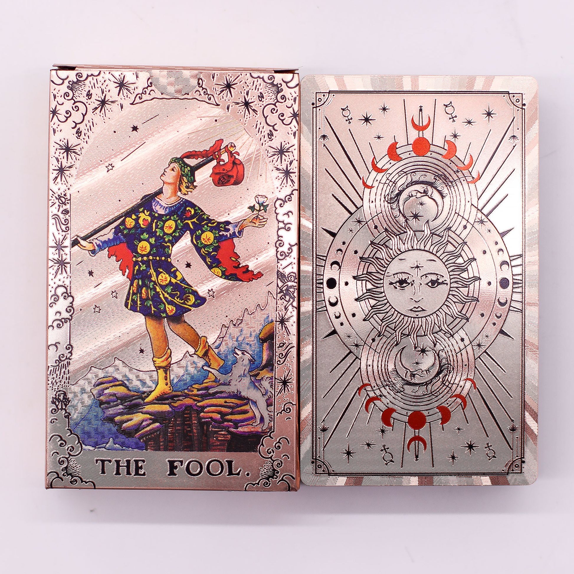 Rosegoldfarbenes Tarotkartenset mit Mondphasen-Motiven und Begleitbuch.