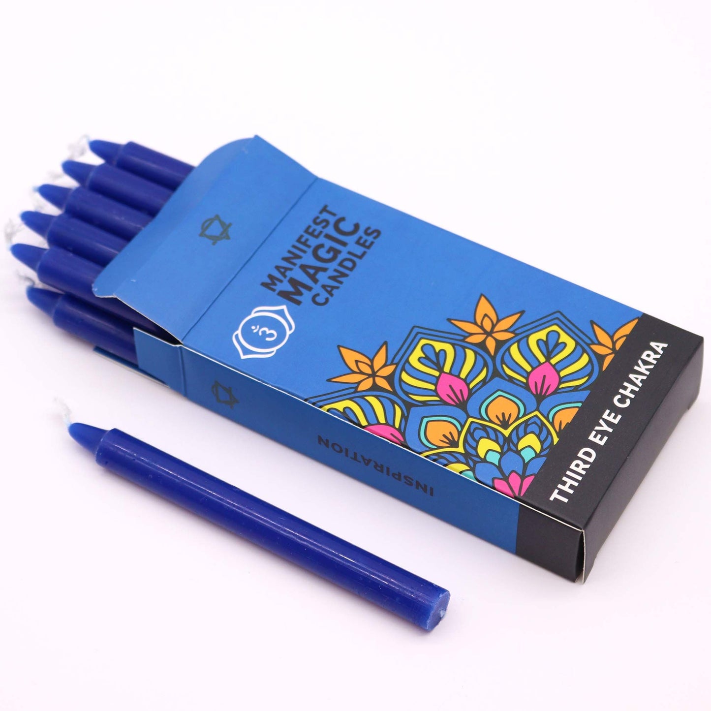 Blaue Manifestationskerzen im Karton mit Mandala-Design und Text.