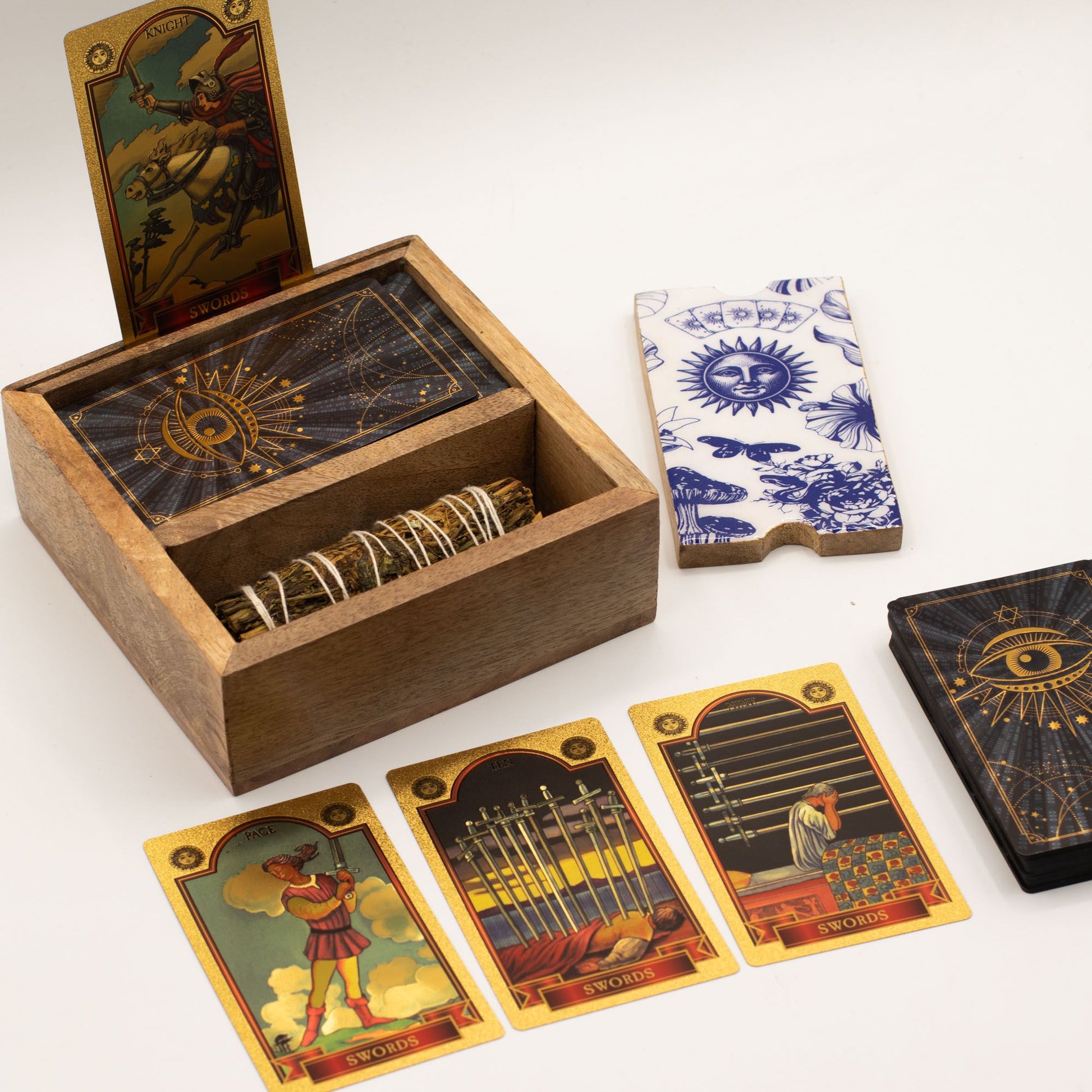 Holz-Tarot-Aufbewahrungsbox mit zwei Fächern und Kartenhalter.