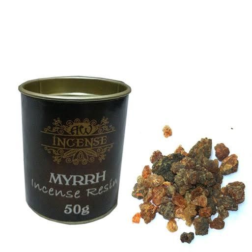 Myrrhe Räucherharz in einer 50g Dose mit einem Haufen Harz daneben.