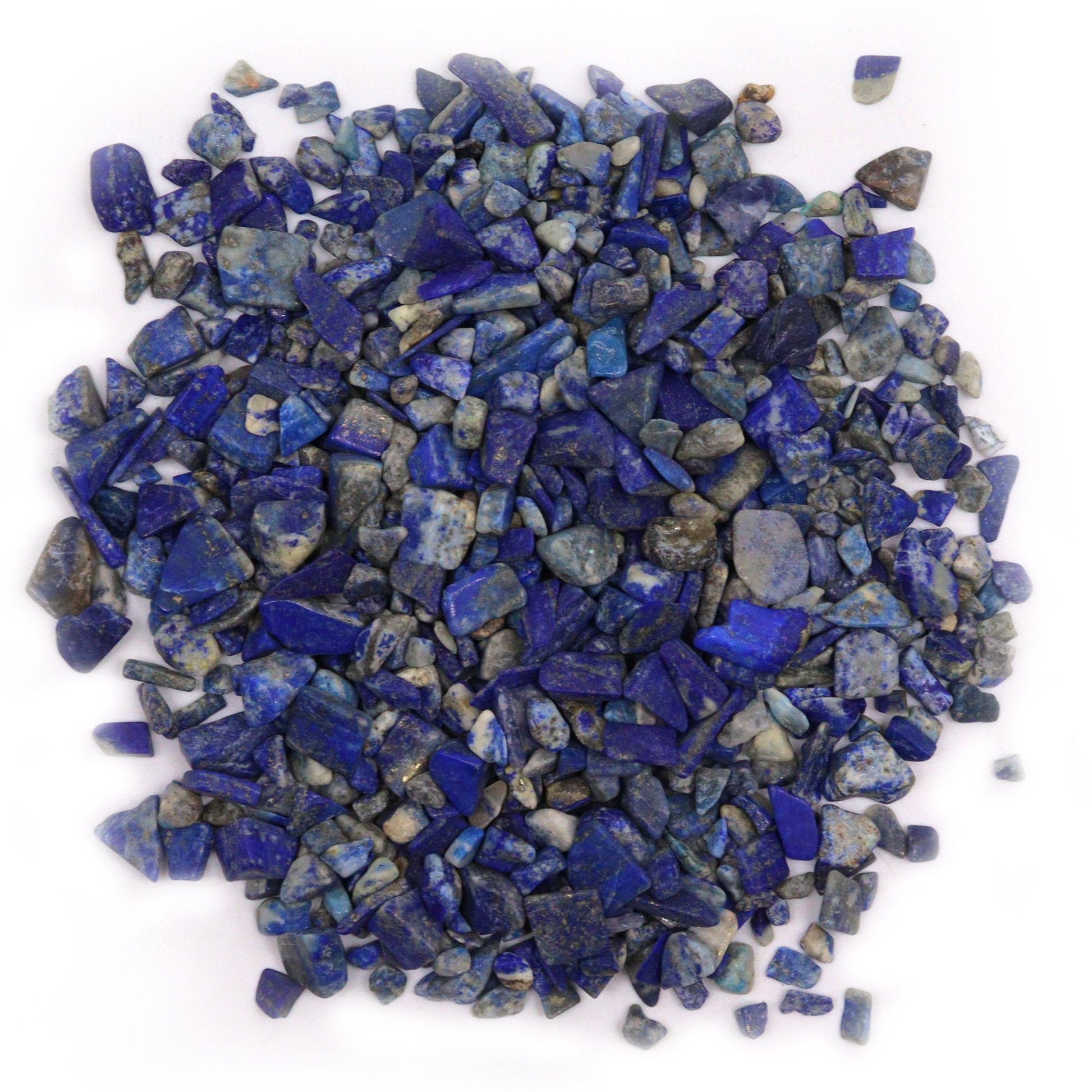 1 kg Lapislazuli Trommelsteinchips in verschiedenen Blautönen mit Pyrit-Einschlüssen.