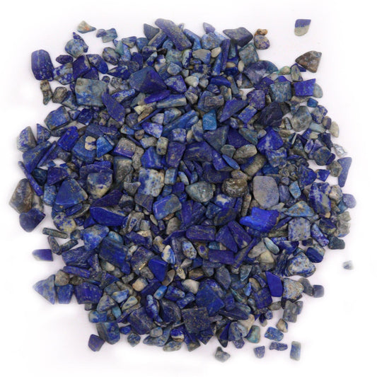 1 kg Lapislazuli Trommelsteinchips in verschiedenen Blautönen mit Pyrit-Einschlüssen.