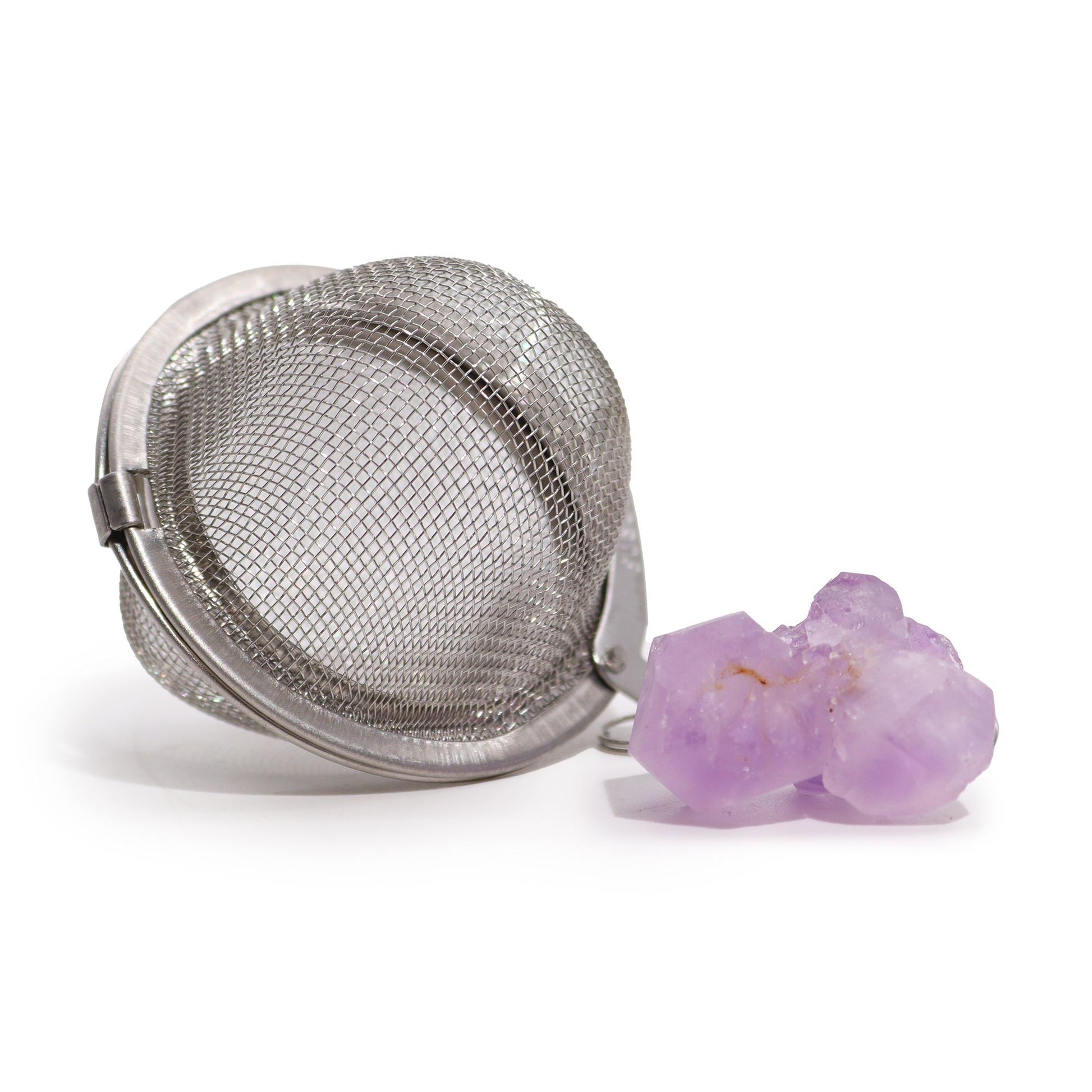 Edelstahl-Teesieb mit einem kleinen Amethyst-Kristall.