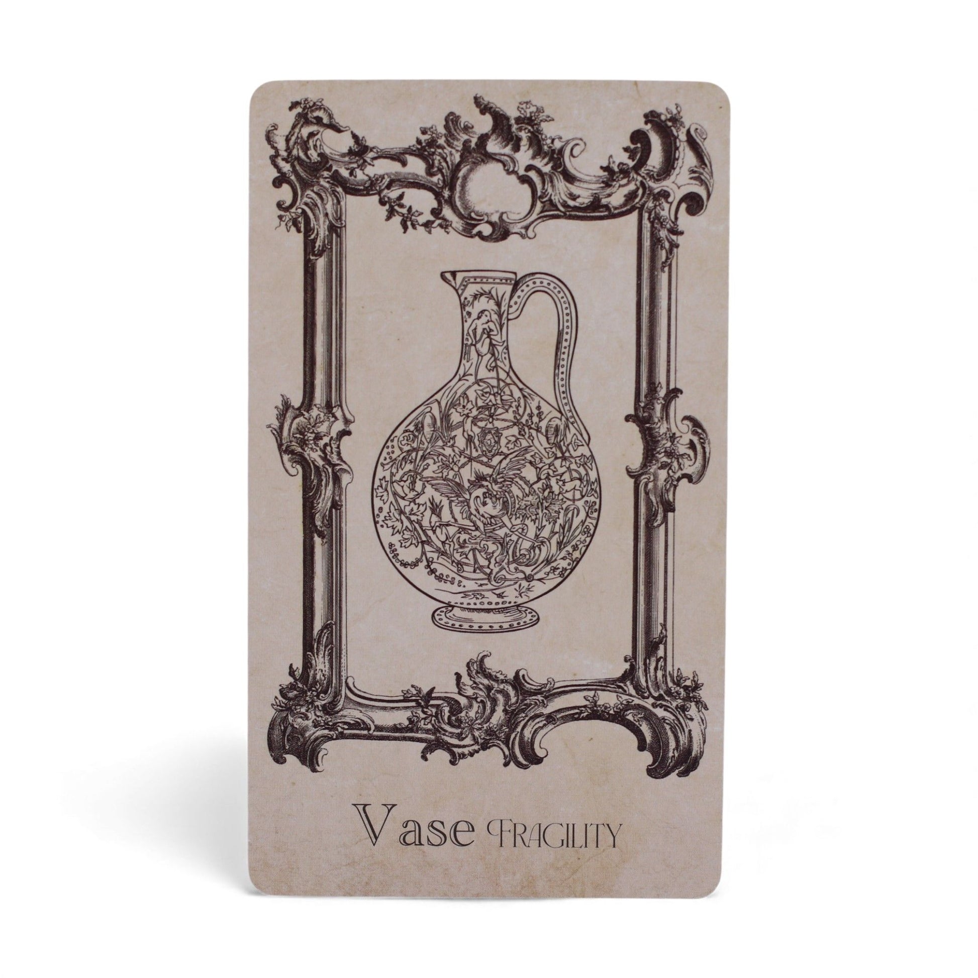 Eine Tarotkarte mit einem Krug im Barockrahmen und dem Text "Vase Fragility".