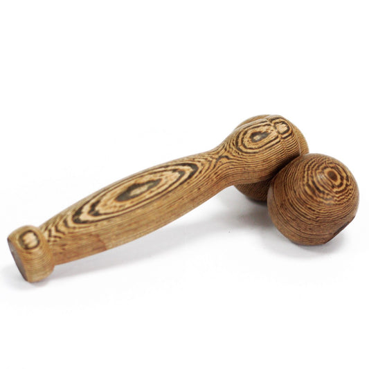 Holz-Massageball-Roller mit ausgeprägter Maserung zur Muskelentspannung.