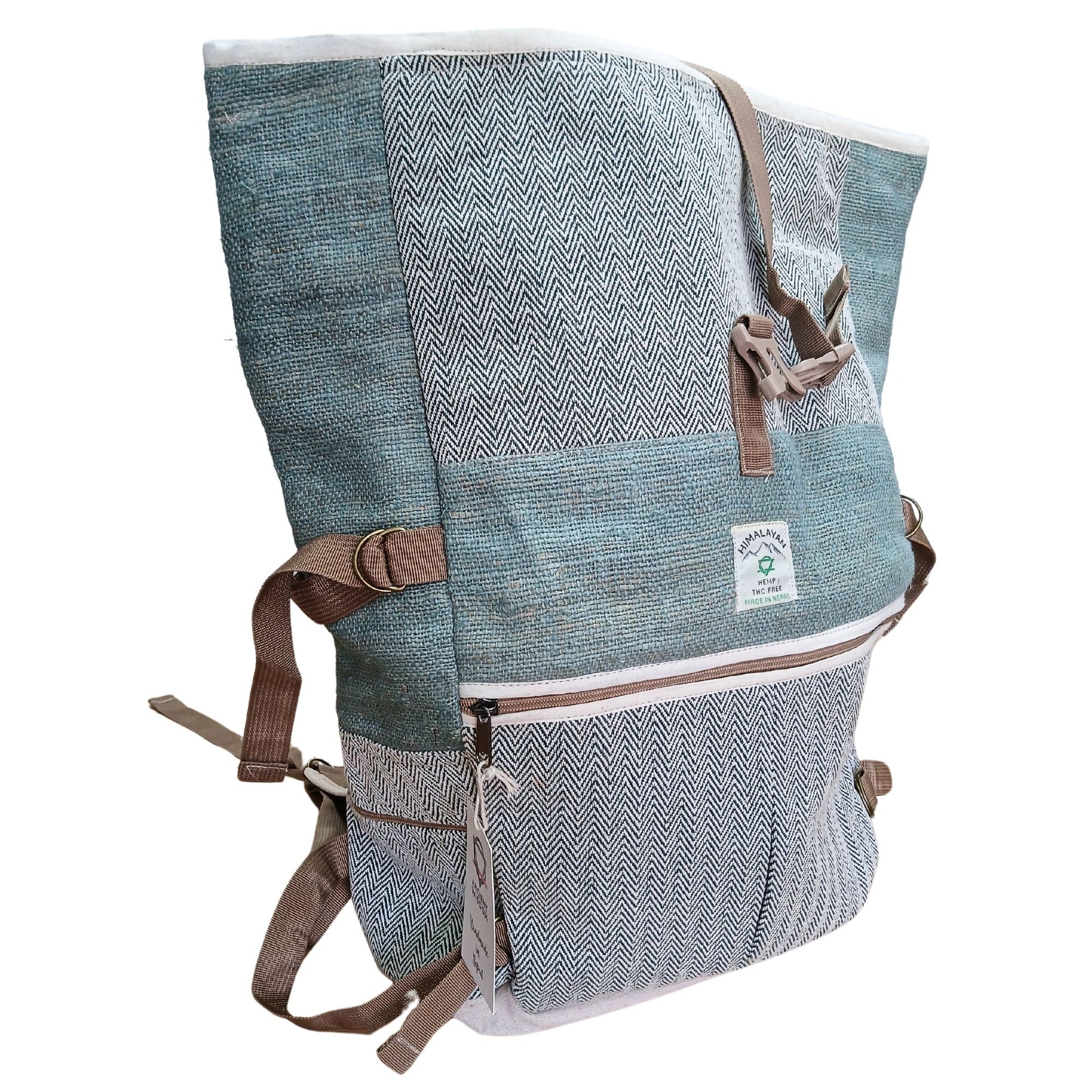 Hanf-Trekkingrucksack Sage mit Rollverschluss und Patch im Zickzackmuster.