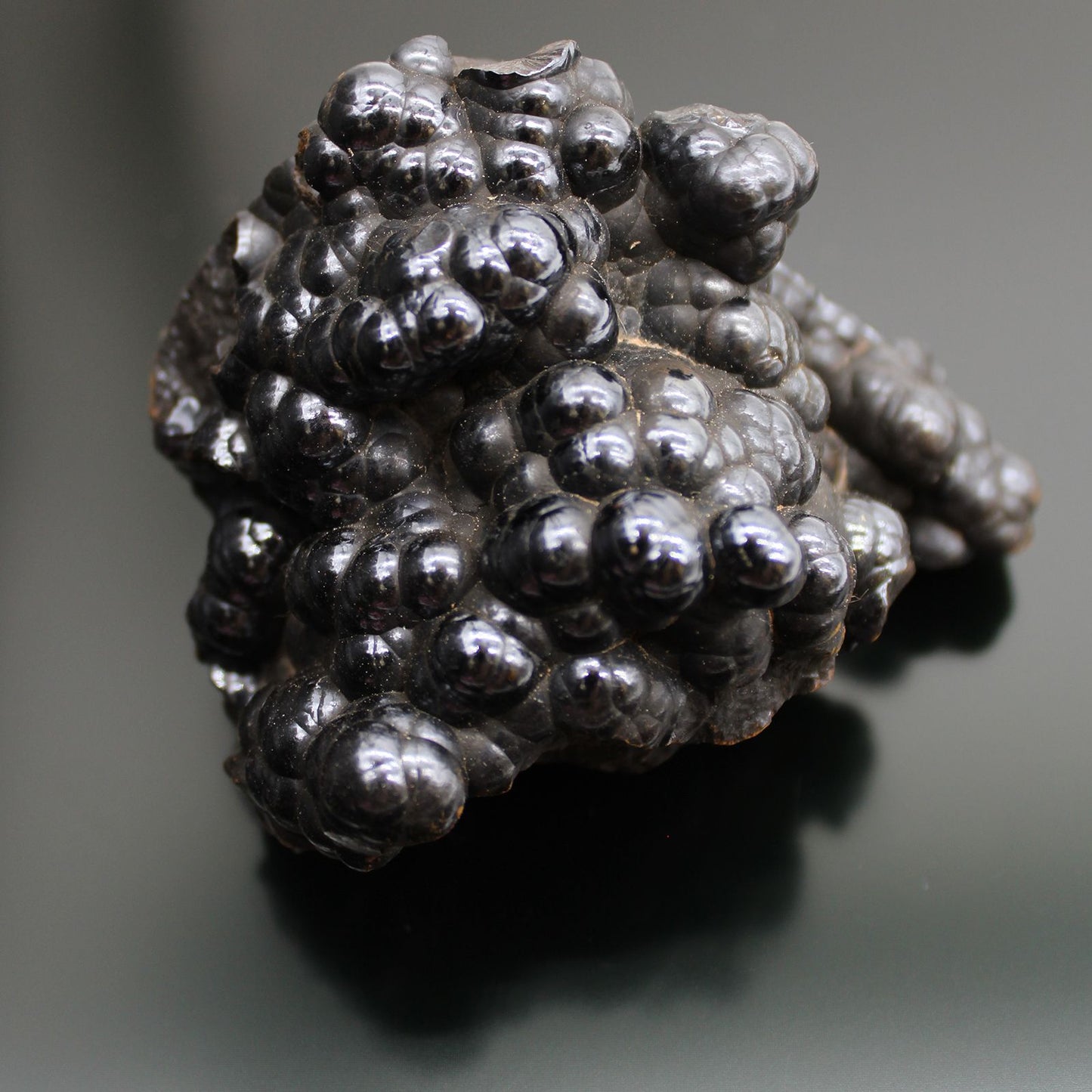 Natürlicher Hämatit Rohstein mit tiefschwarzer Farbe und metallischem Glanz.