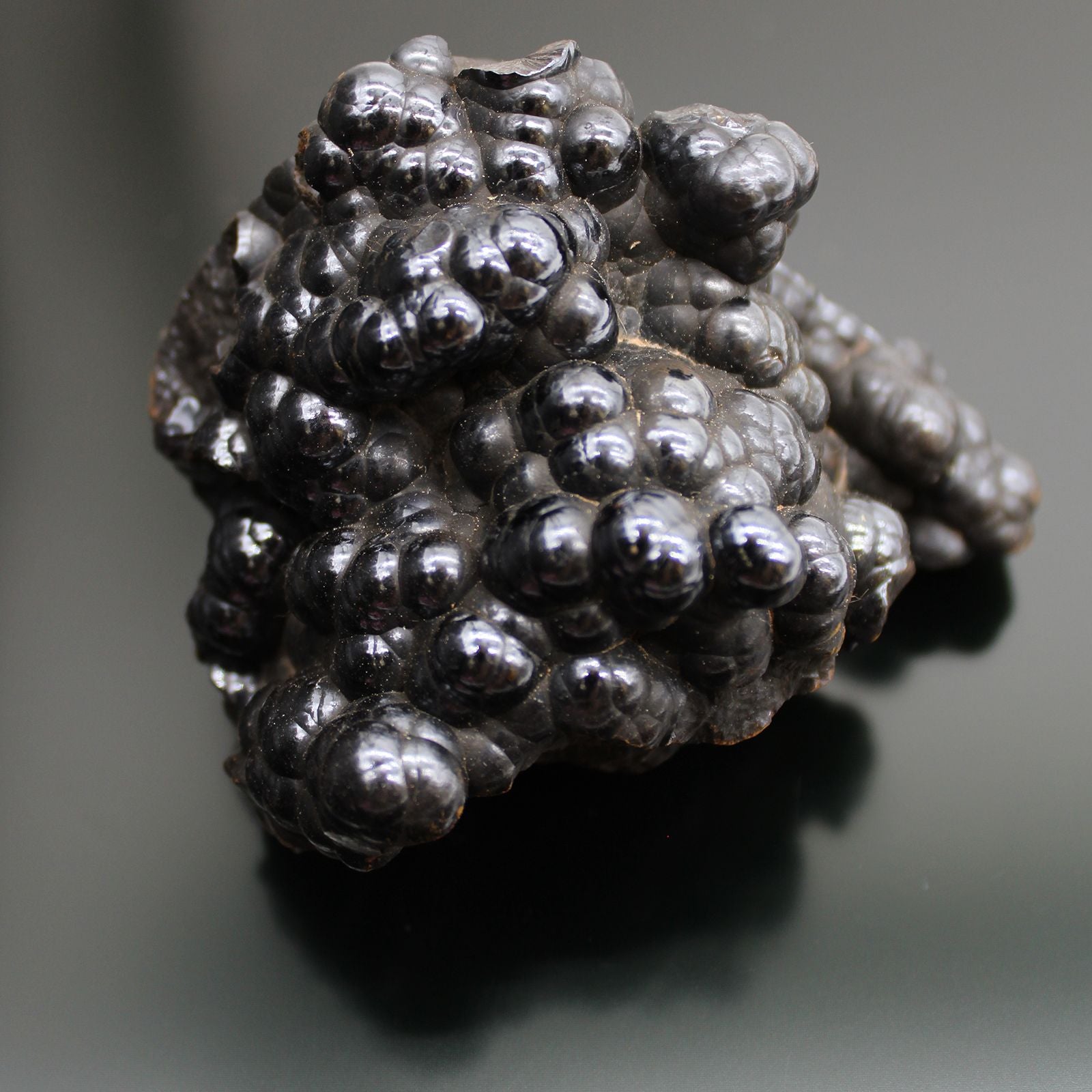 Natürlicher Hämatit Rohstein mit tiefschwarzer Farbe und metallischem Glanz.