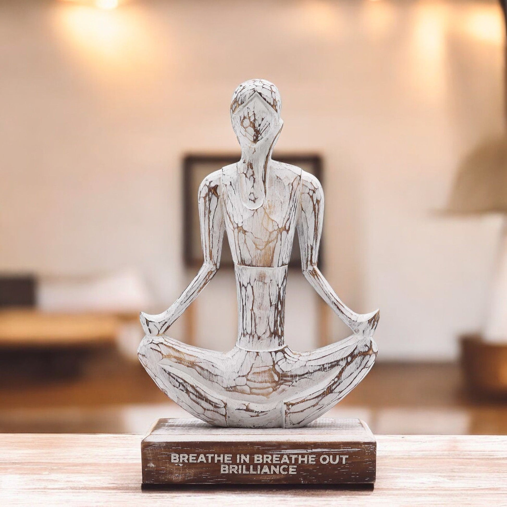 Holzfigur einer Yoga-Dame im Lotussitz mit der Aufschrift „Breathe in Breathe out Brilliance".