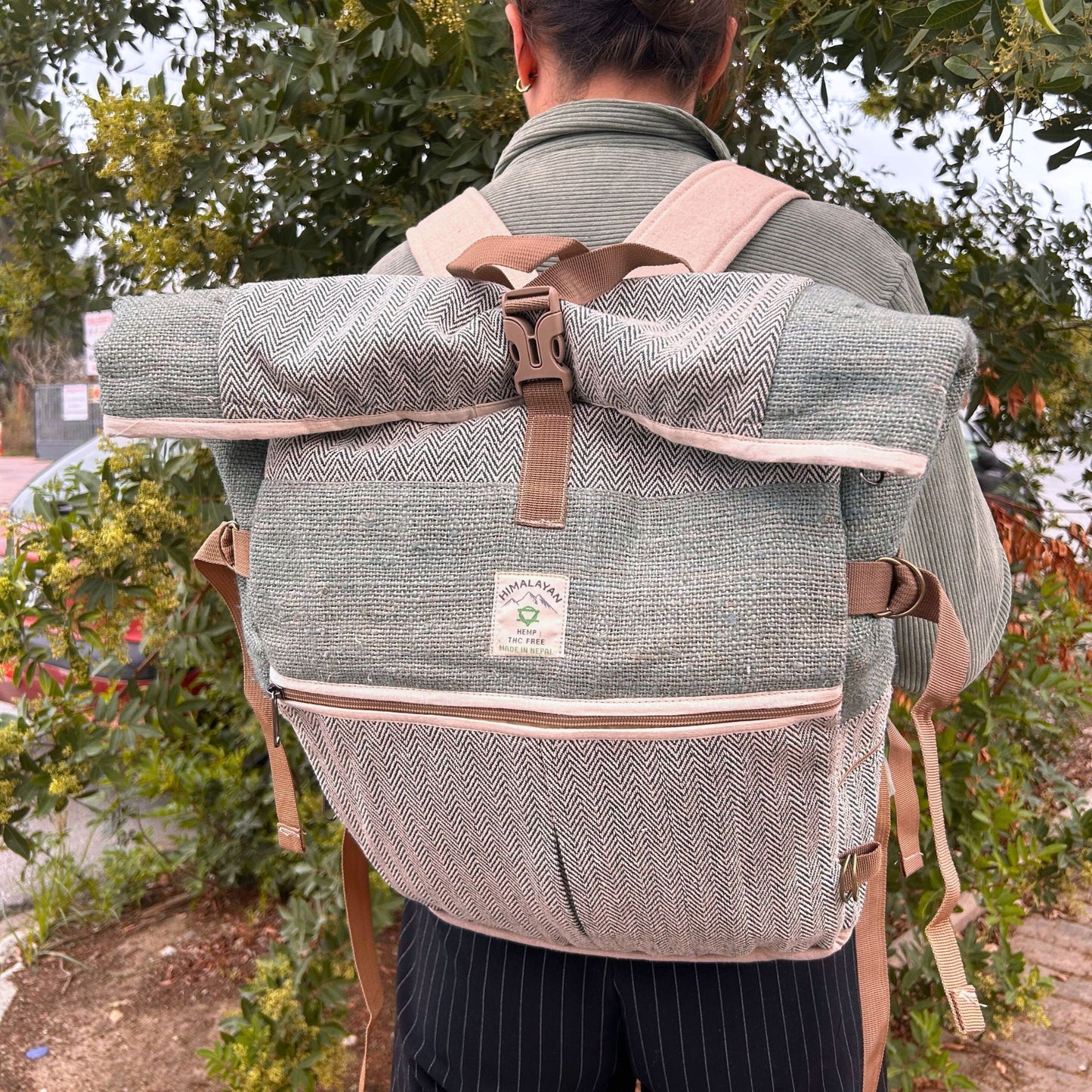 Hanf-Trekkingrucksack Sage mit Rollverschluss und Zickzackmuster.