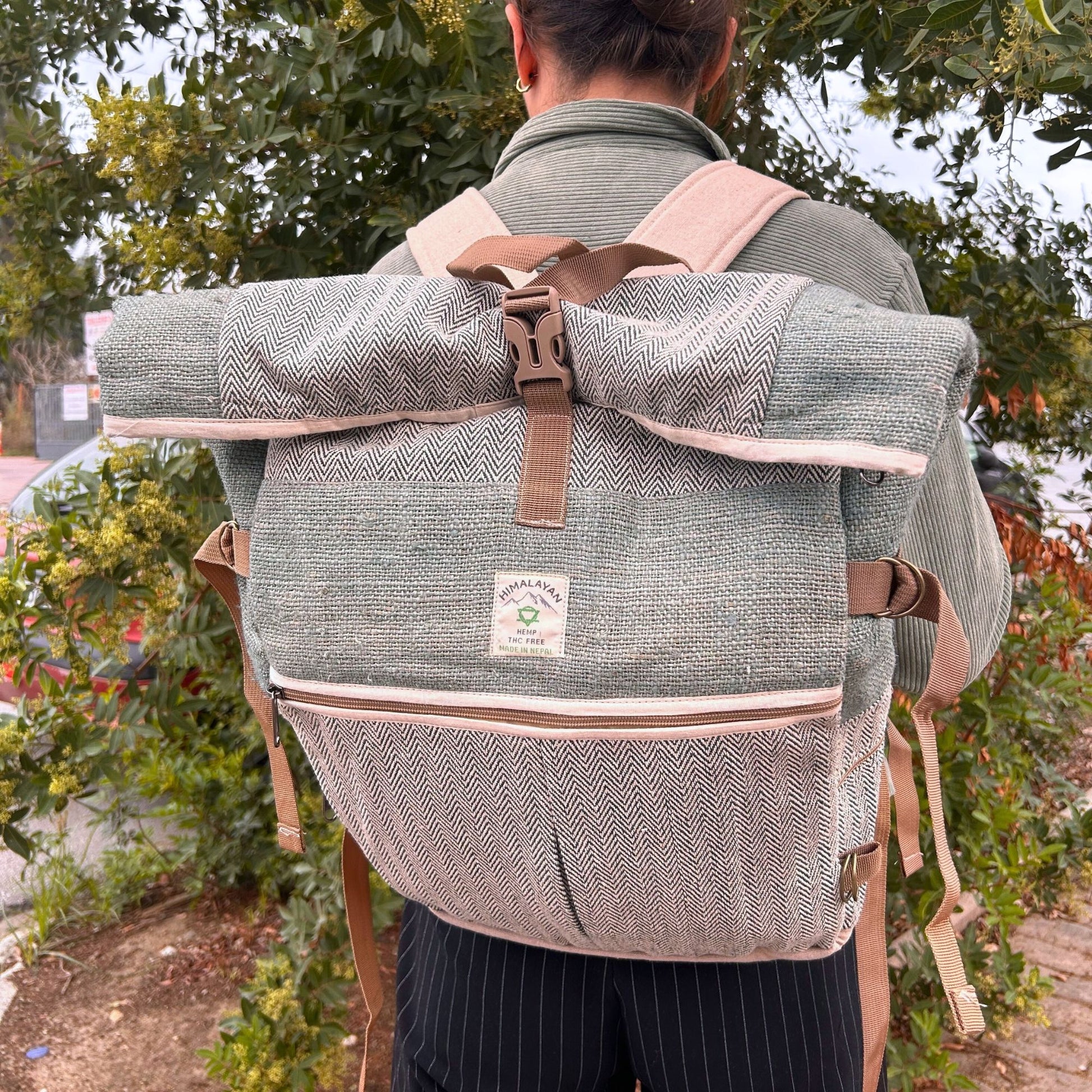 Hanf-Trekkingrucksack Sage mit Rollverschluss und Zickzackmuster.