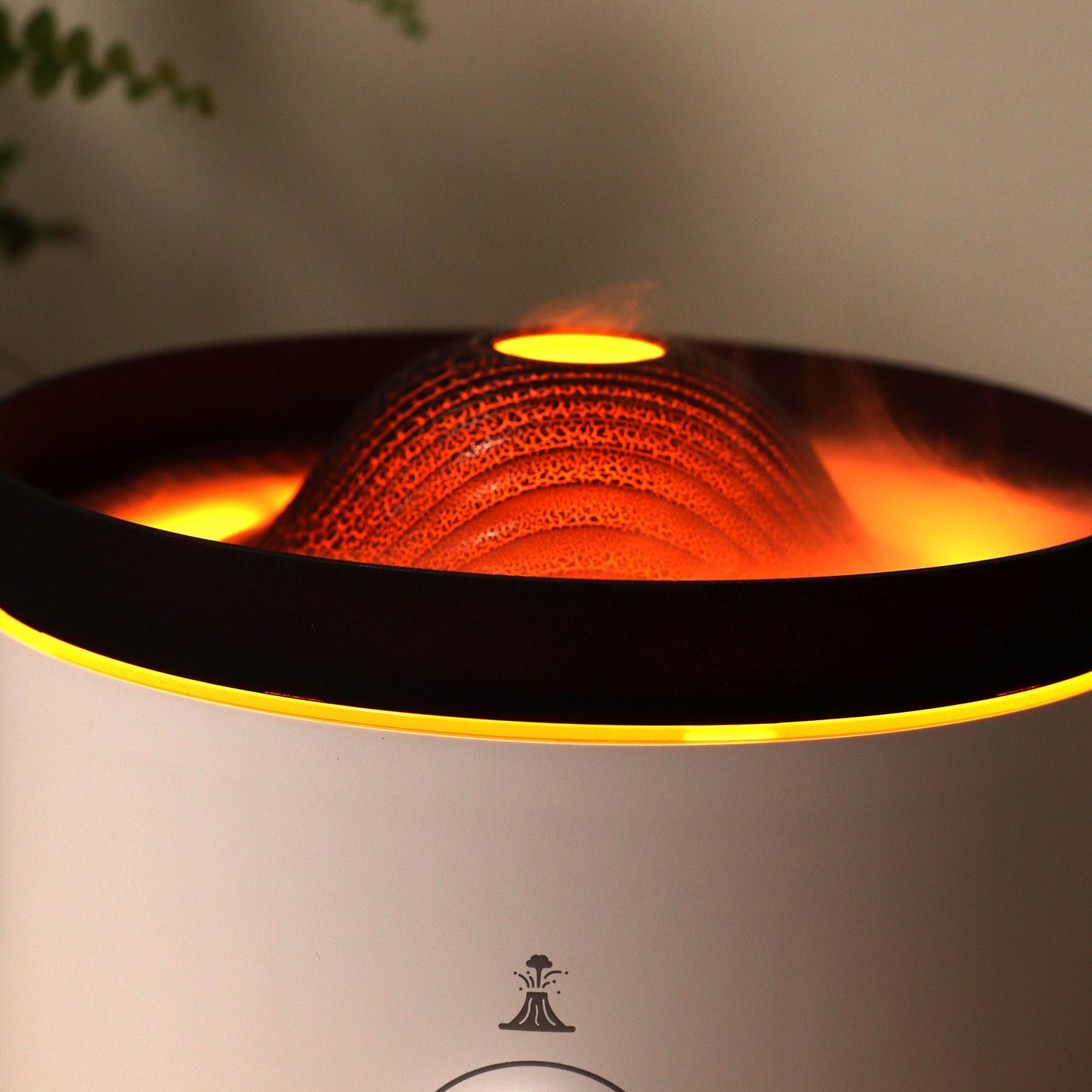 Großer Vulkaneffekt-Aroma-Diffuser mit gelbem Licht und Nebel.
