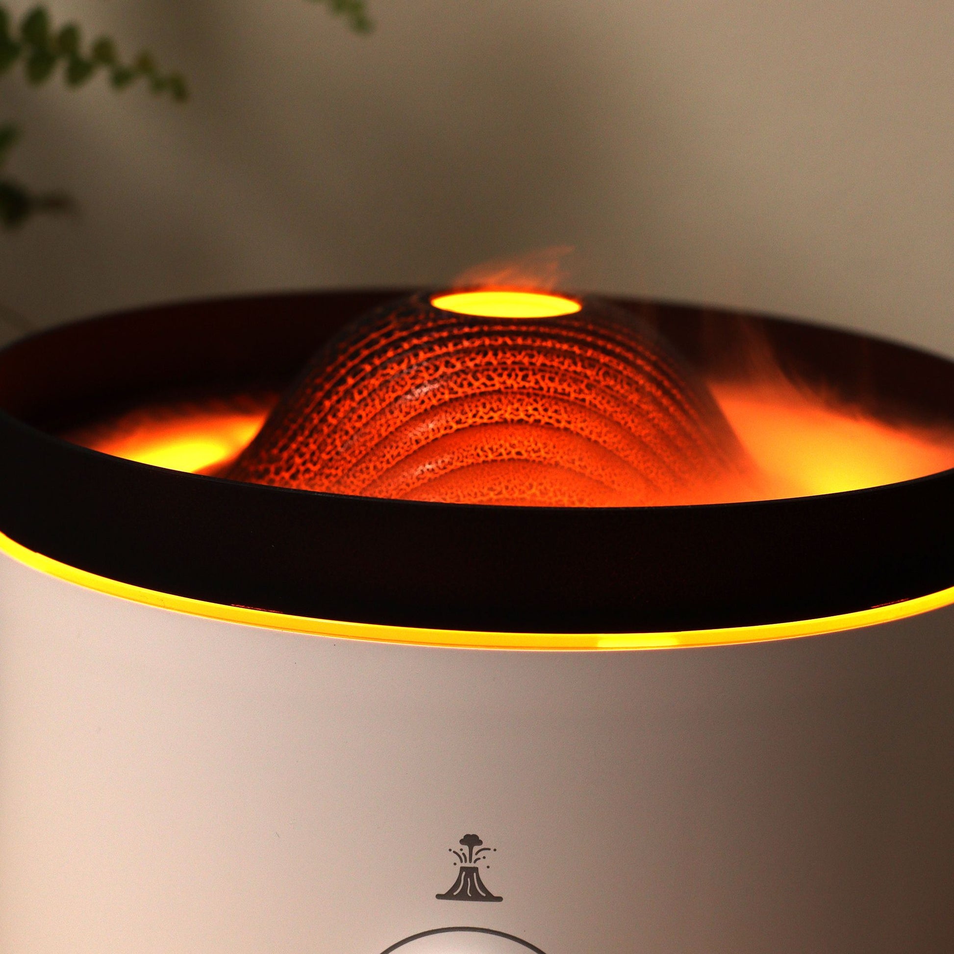 Großer Vulkaneffekt-Aroma-Diffuser mit gelbem Licht und Nebel.