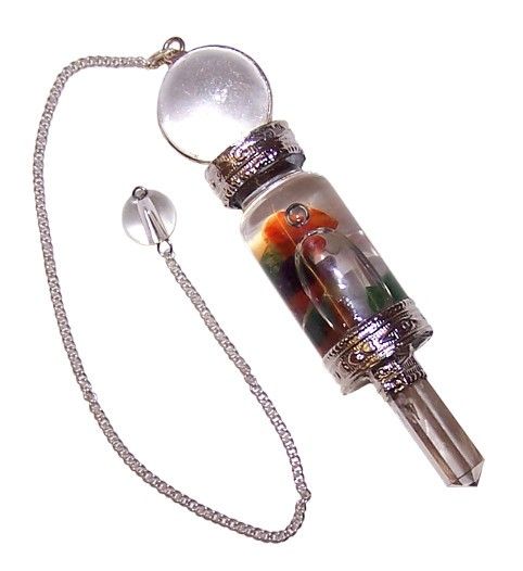 Heilstein-Pendel mit Bergkristall und Chakra-Steinen in einem Glasgefäß.