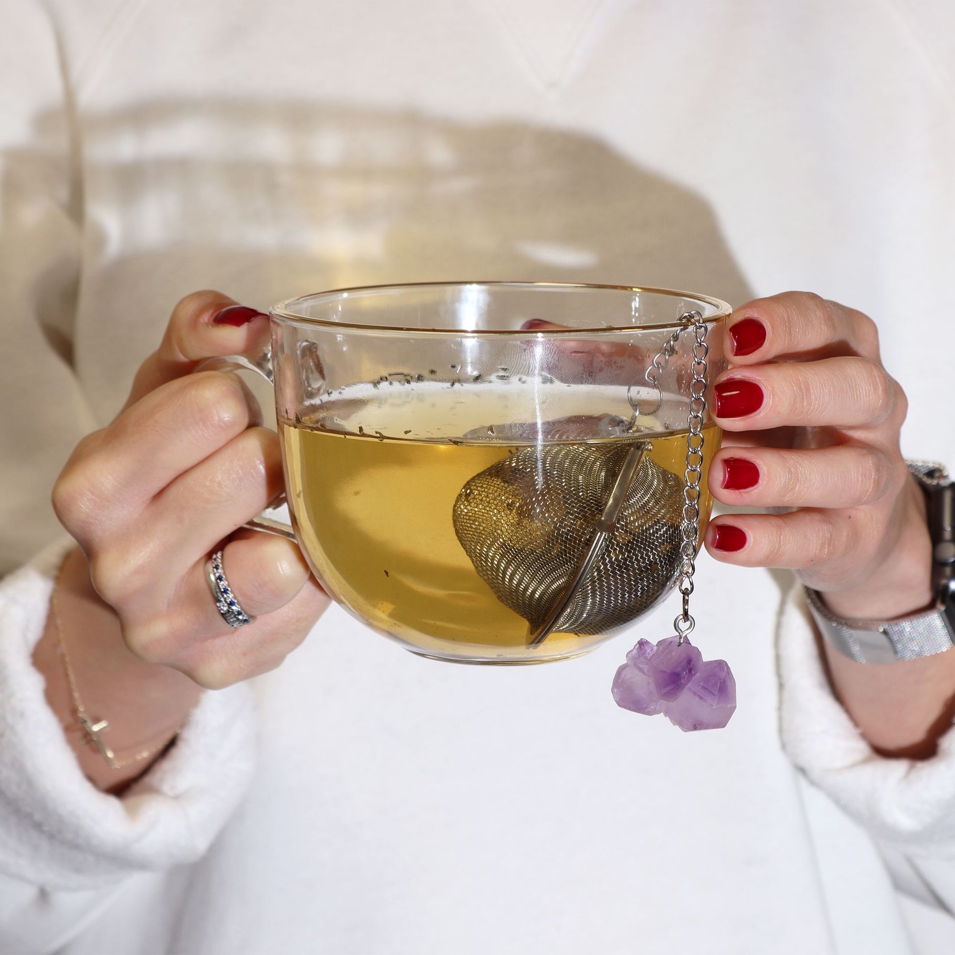 Edelsteinteesieb mit Rohkristallanhänger aus Amethyst.