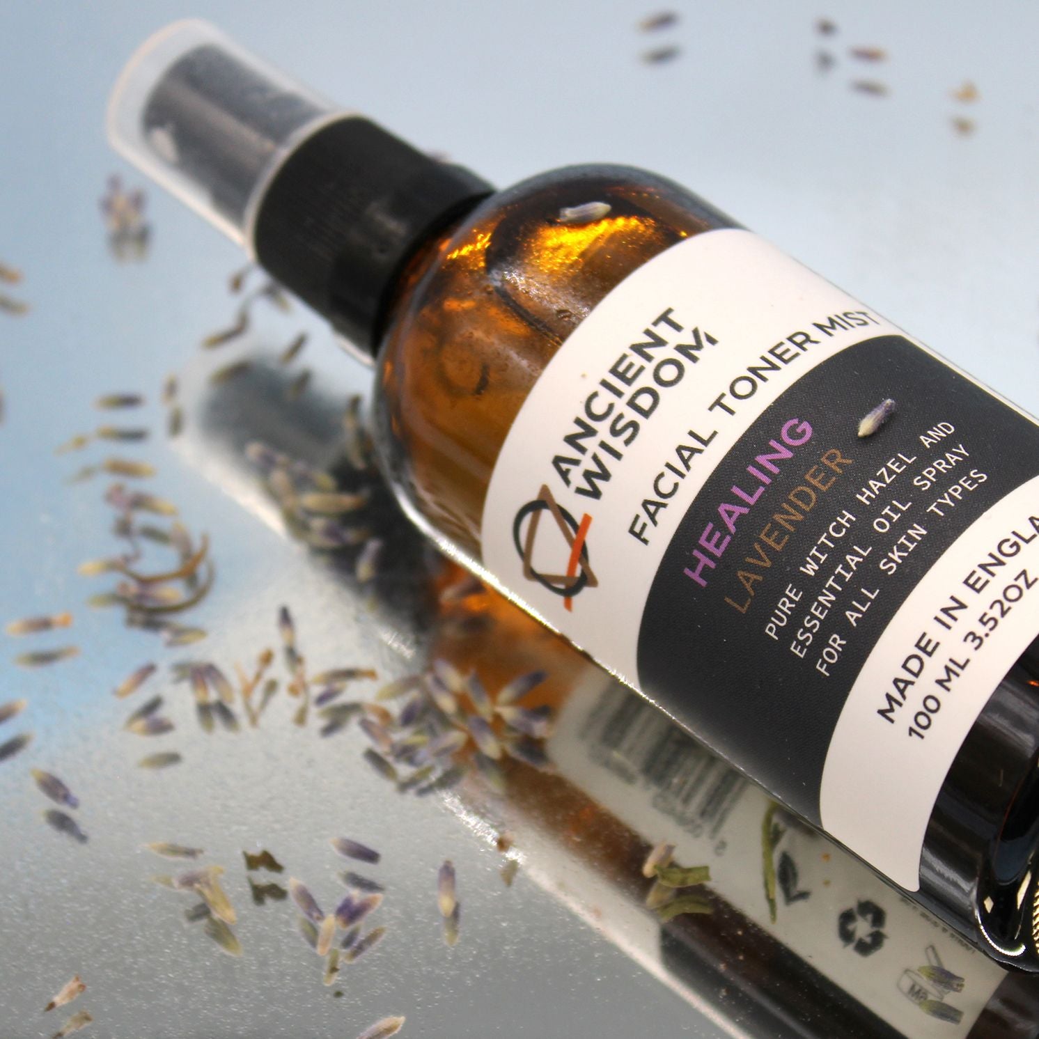Gesichtstoner mit Hamamelis und Lavendel in einer braunen Sprühflasche.