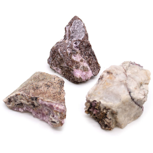 Drei rohe Cobalt-Calcit-Steine in Rosa- und Violetttönen.